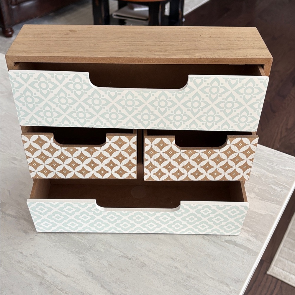 Storage shelf - Picture 2 of 4